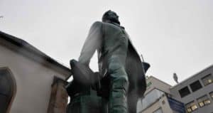 Das Denkmal aus der Rückenperspektive
