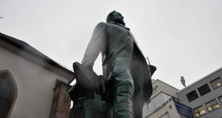 Das Denkmal aus der Rückenperspektive
