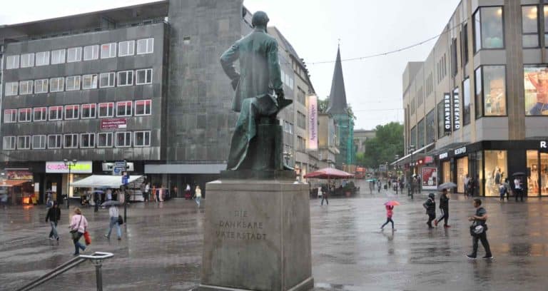 Rückansicht des Alfred-Krupp-Denkmals; Blick nach Süden entlang der Kettwiger Straße auf St. Johann Baptist vor dem Essener Dom