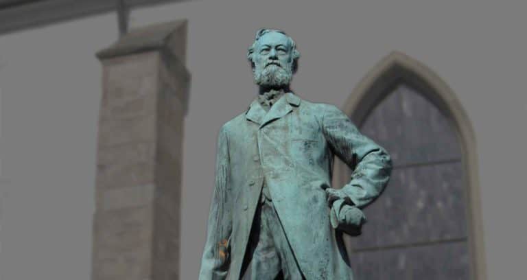 Porträtansicht der Krupp-Statue