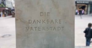 Sockelinschrift: „Die dankbare Vaterstadt“