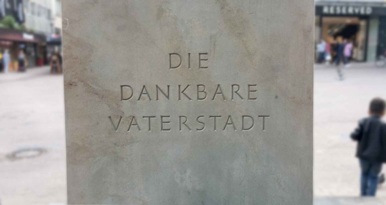 Sockelinschrift: „Die dankbare Vaterstadt“