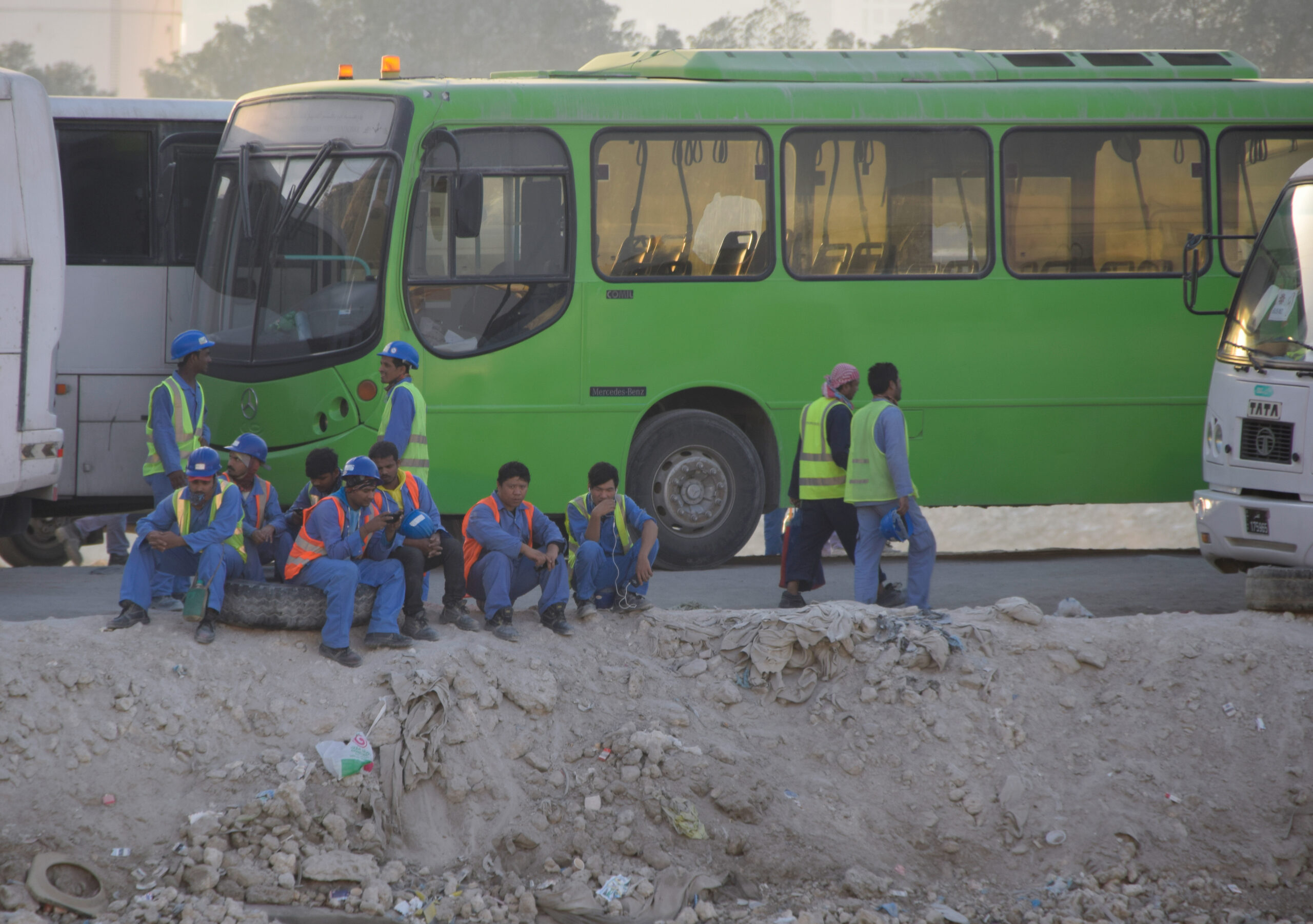 Ausländische Bauarbeiter nach ihrer Schicht auf einer Baustelle in Doha