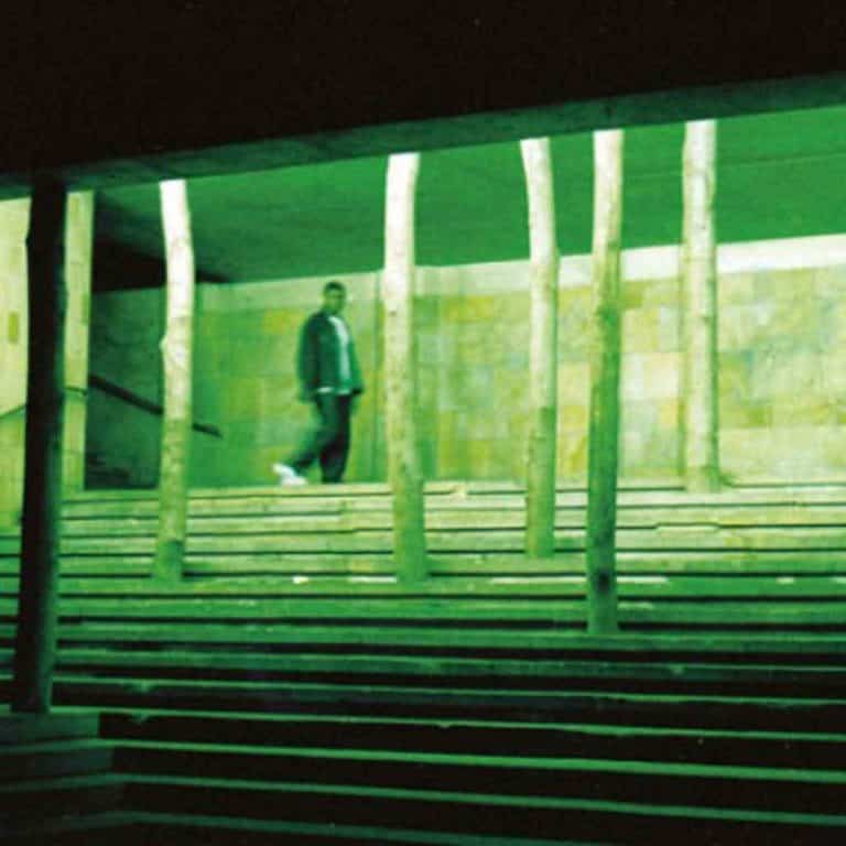 Die grün beleuchtete Gedenkinstallation